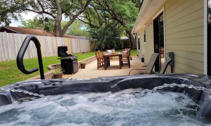 Gulf Breeze House | Coastal Stay ~ Hot Tub, Minutes to Beach, Bay Access