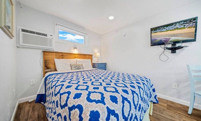 Old Orchard Beach Apartment | Coastal Studio Escape | Sleeps 4 | Parking