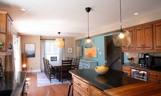 Southampton House | Coastal Vibe Cottage, sleeps 10, 9 beds, 7-minute walk to beach & town