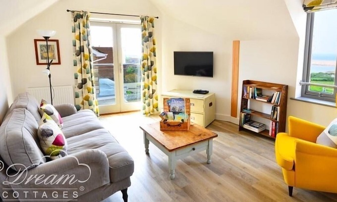 Wyke Regis Cottage | COASTGUARD LOOKOUT, family friendly in Wyke Regis