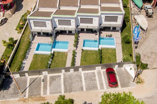 Nea Iraklitsa Villa | cobalt aqua