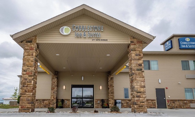 Sheldon Hotel | Cobblestone Inn & Suites - Sheldon
