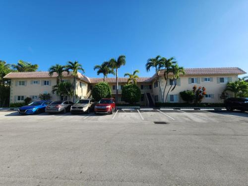 Lighthouse Point Apartment | Coco Palms Apartments By Lowkl