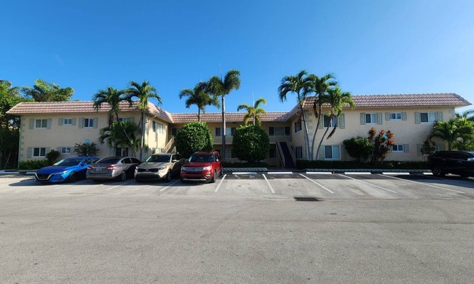 Lighthouse Point Apartment | Coco Palms Apartments By Lowkl