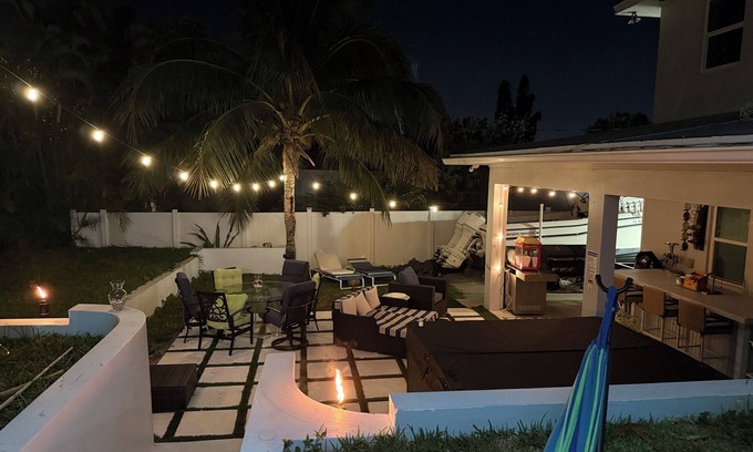 Lake Worth Corridor Resort | Coconut Trail Resort-Family-Friendly Bamboo retreat w/pool, hot tub outdoor bar
