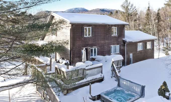 Magog Ski Chalet | Cocooning and spa Mount Orford ski cottage. Pet-Friendly!