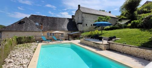 Coly House | Coeur de village, maison pour 8 avec piscine