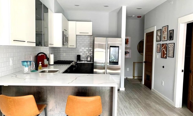 Newark Apartment | Collect3 2BR 1BA Close to Train and NYC