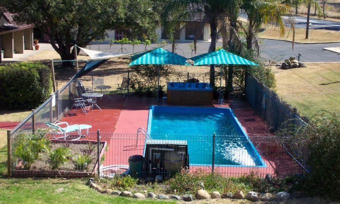 East Tamworth Hotel | Colonial Inn Motel