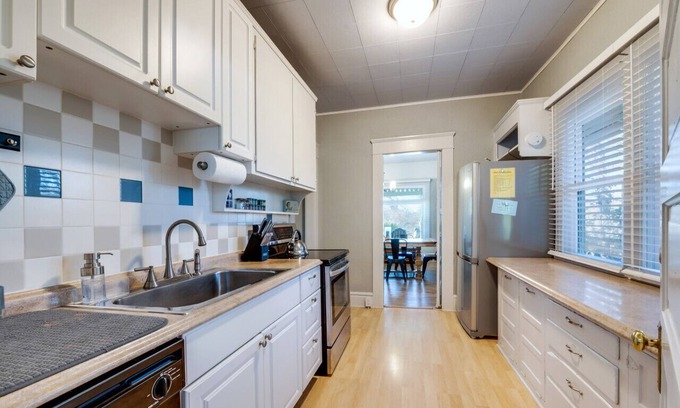 Eugene House | Columbia Cottage, steps from track stadium & UofO
