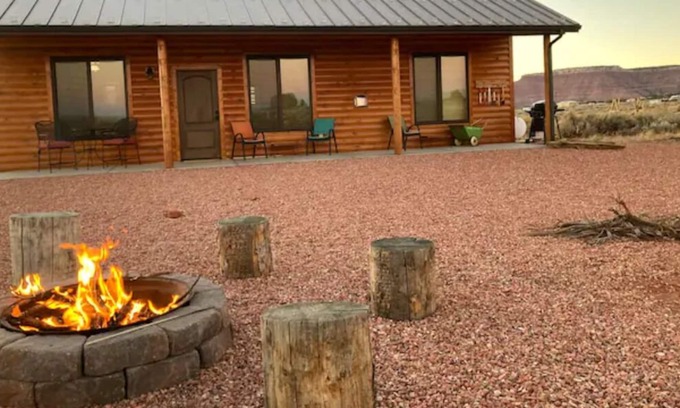 Kanab Cabin | Come enjoy Play and Peace at Modern Cabin with Rustic Charm!