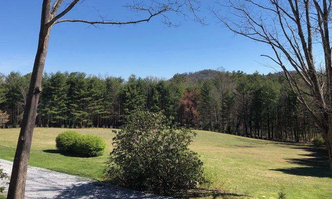 Hendersonville Ski Chalet | Come get away in the hills of WNC