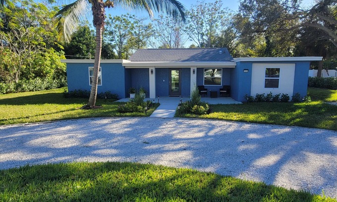 Cloud Lake House | Come relax in our 4 bedroom/4 bathroom West Palm Beach property.
