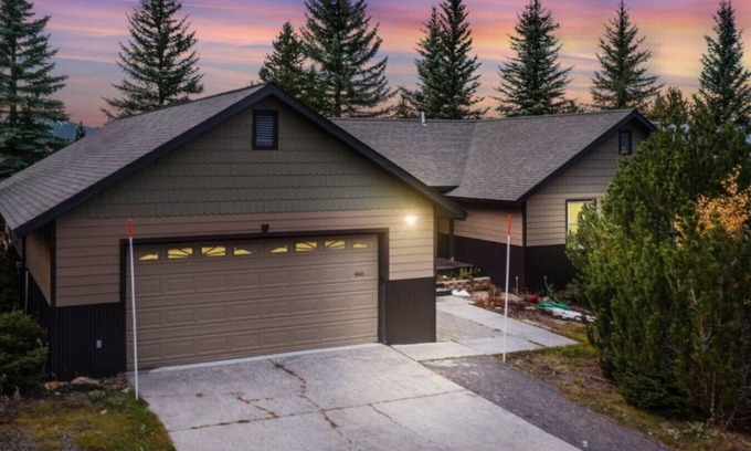 Island Park House | Come stay at the Moose Jam!