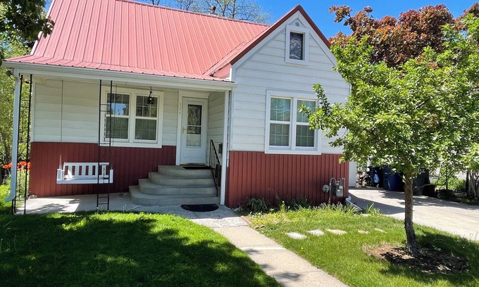 Sheridan Cottage | Come stay at this darling cozy cottage right on the creek.