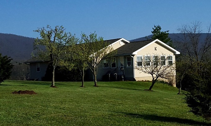 New Market House | Come view the foliage of the Shenandoah Valley. Mt. Views. Pool table, ping pong