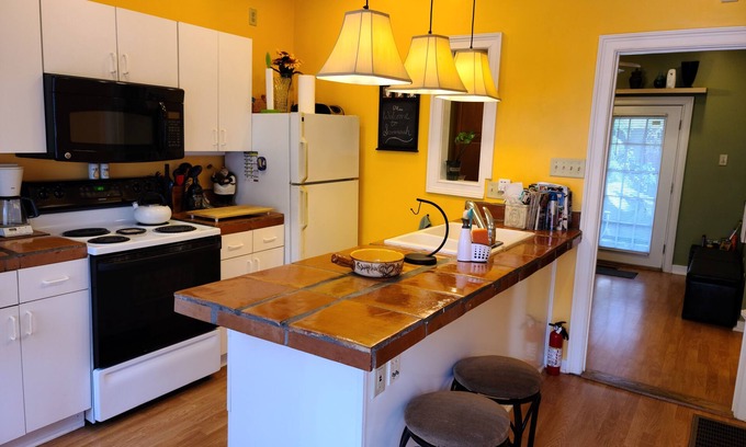 Thomas Square Apartment | Come Visit Us In Savannah.STUDIO for 2