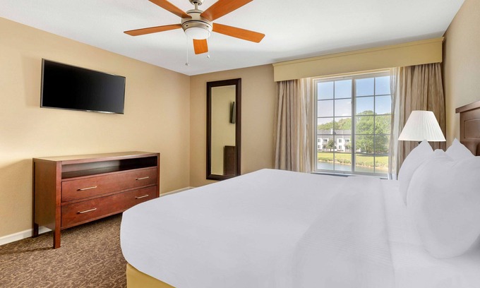 Berkeley Hotel | Comfort and Convenience! Unit with Full Kitchen, Onsite Swimming Pools!