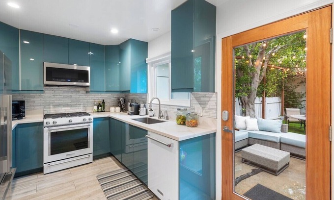 West Los Angeles House | Comfort and Convenience in Brentwood 90049