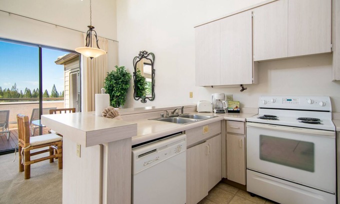 Kapalua Hotel | Comfort and Relaxation! Charming 2 Bedroom with Full Kitchen