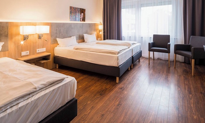 Loerrach Apartment | Comfort Dreibettzimmer mit Dusche und WC