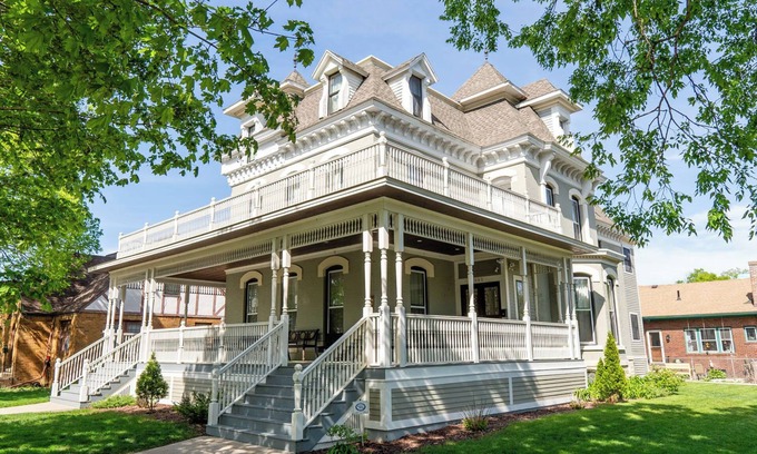 La Crosse House | Comfort & Elegance in a Historic La Crosse, Wisconsin Mansion