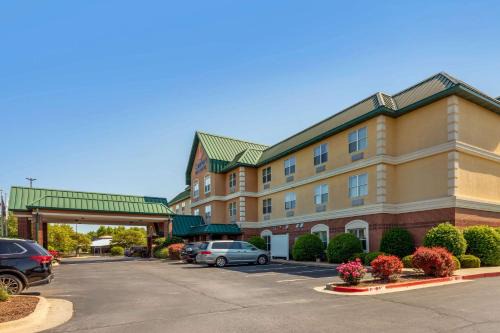 Fayetteville Hotel | Comfort Inn & Suites Fayetteville-University Area