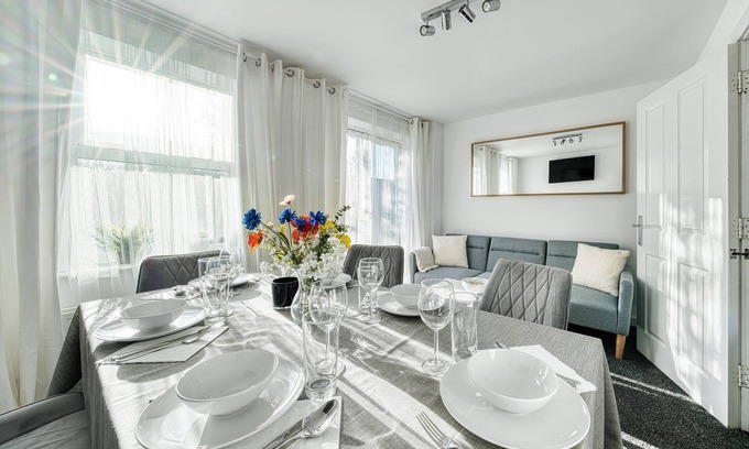 Market Harborough House | Comfort Lettings - Comfy 4bedroom/8 Beds & 2 Free Parking,Garden,Family Friendly