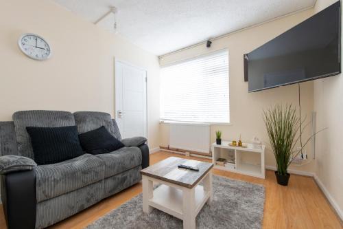 Abbey Wood House | Comfort Meets Style, 3-Bedroom Home, Greenwich, Sleeps 10! Contractor & Group Friendly!