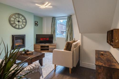 Trafford Apartment | Comfortable 2 Bedroom Cottage with Driveway and Pet Friendly Stay