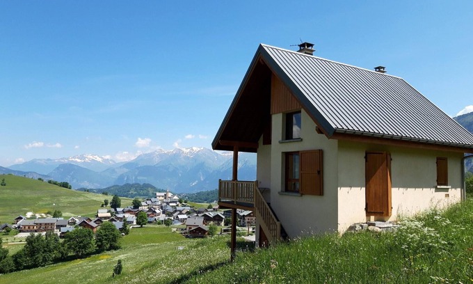 Albiez-le-Vieux Ski Chalet | Comfortable 2* chalet with pellet stove and garden, pet-friendly