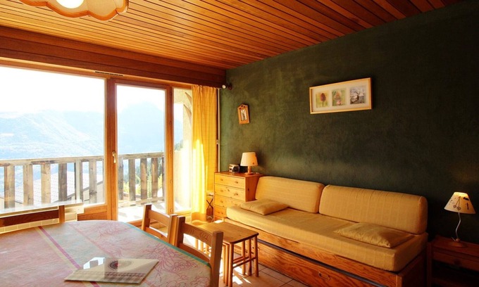 Auris Apartment | Comfortable 2-room flat at the foot of the slopes with balcony and free parking