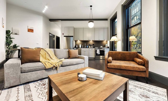Downtown Pittsburgh Apartment | Comfortable 2BR — Convenient to Steelers Stadium