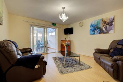 Peterborough House | Comfortable 3 Bed Home with Garden in Peterborough