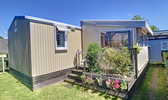 Jullouville-les-Pins House | Comfortable 3-Bedroom Mobile Home with Heated Pool, 200m from Beach, Jullouville