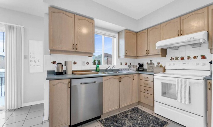 Richmond Hill House | Comfortable 4-Bedroom Retreat with Charming Patio