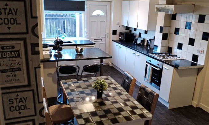 Hucknall House | Comfortable 4-bed House in Hucknall, Nottingham