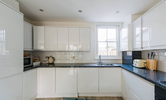 Sands End Apartment | Comfortable and spacious Fulham apartment - homely and inviting.