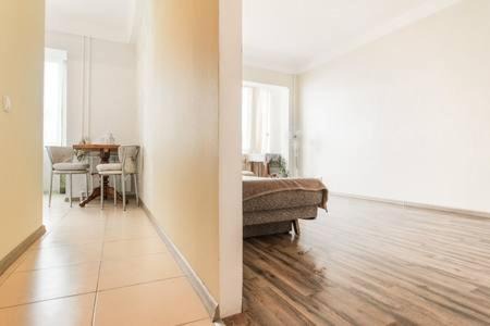 Dniprovs'kyi District Apartment | Comfortable Apartment on the River Bank