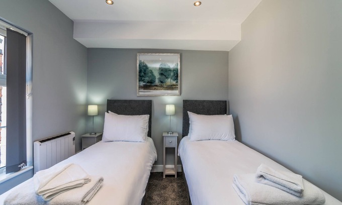 Nottingham City Centre Apartment | Comfortable & Available 2 Bedroom Apt w/Parking