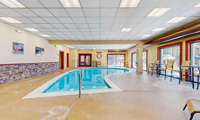 West Dover Condo | Comfortable condo with fireplace, pool, and sauna access - near slopes