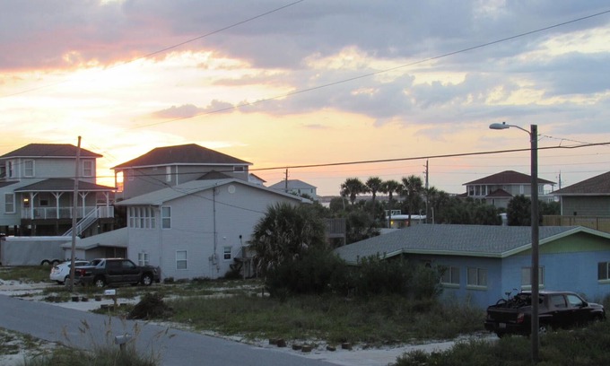 Pensacola Beach Cottage | Comfortable Cottage a Block Away from Beach