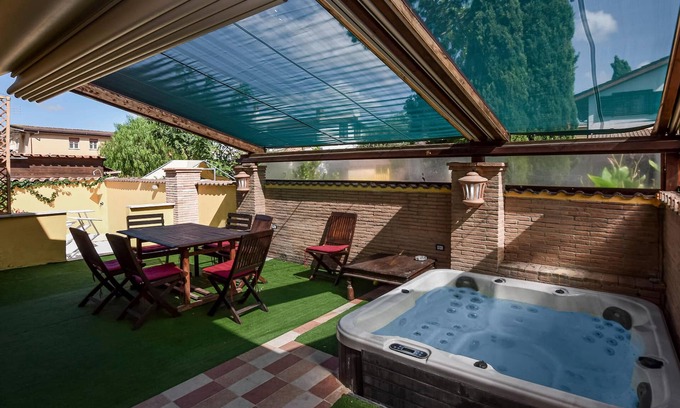 Ostia Antica House | Comfortable cottage with outdoor jacuzzi.