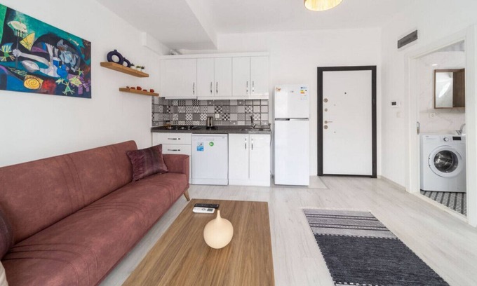 Antalya City Centre Apartment | Comfortable Modern Flat with Balcony in Muratpasa