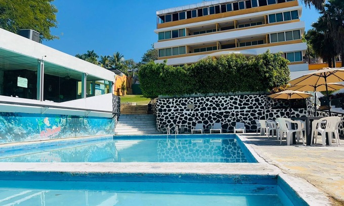 Tequesquitengo Hotel | Comfortable room for 2-3 people. Breakfast included