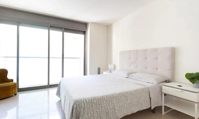 Esquerra de l'Eixample Apartment | Comfortable Room Barcelona Center