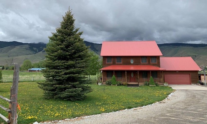 Carmen House | Comfortable roomy country home, dog & horse friendly (with fee).