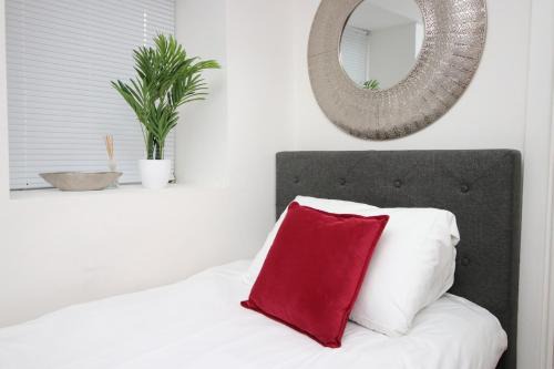 Cwmbrwla Apartment | Comfortable Studio Near City Centre Free Parking