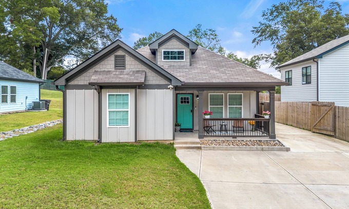 Cartersville House | Comfortable & Stylish New House - 10min to LakePoint!