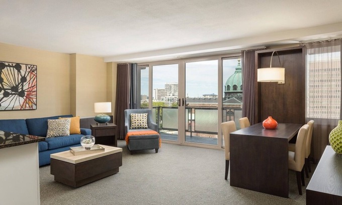 Center City Hotel | Comfortable Suite Near Liberty Bell, Pets Stay Free, with Swimming Pool